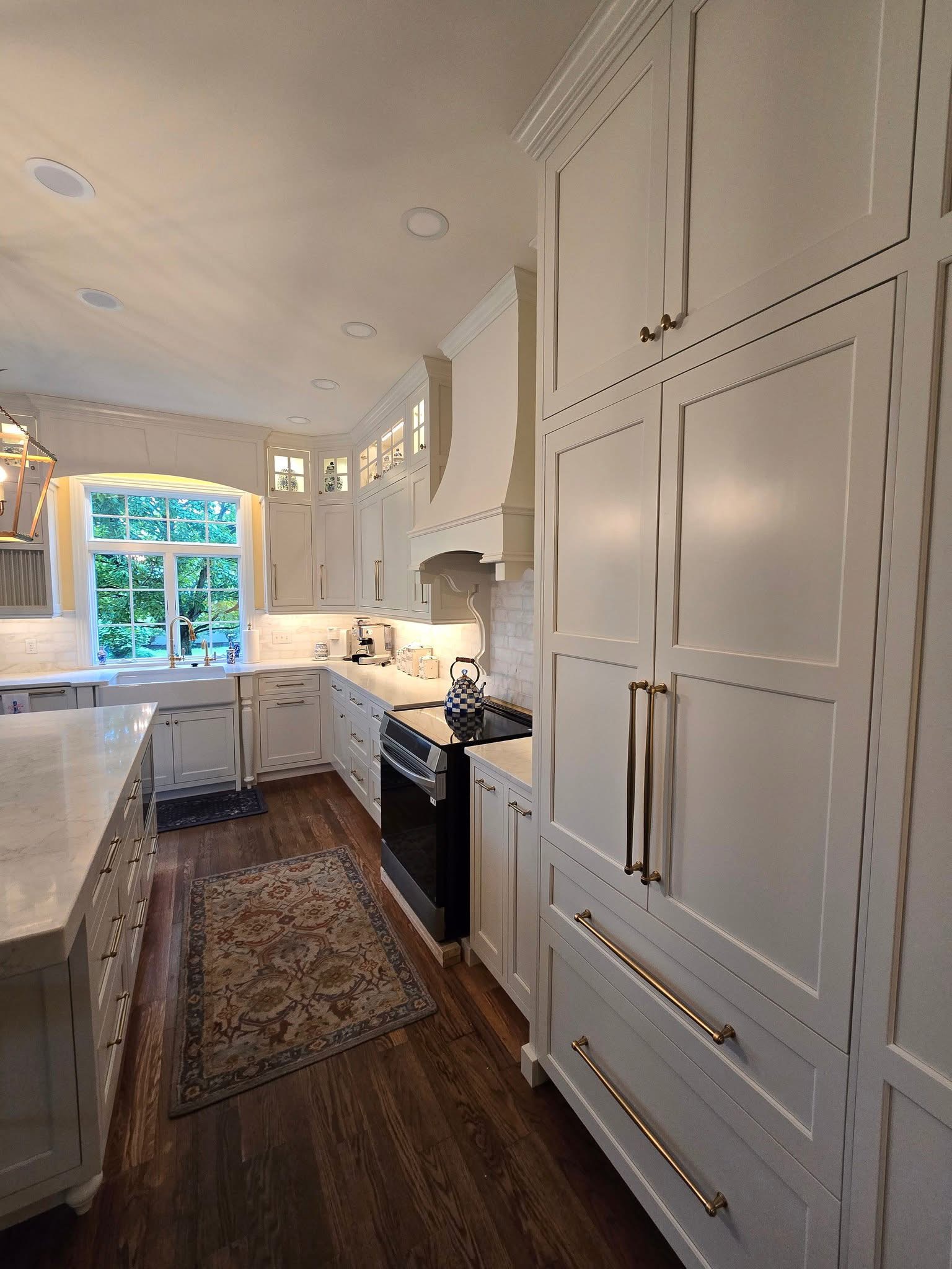 White shaker kitchen with quartz countertops