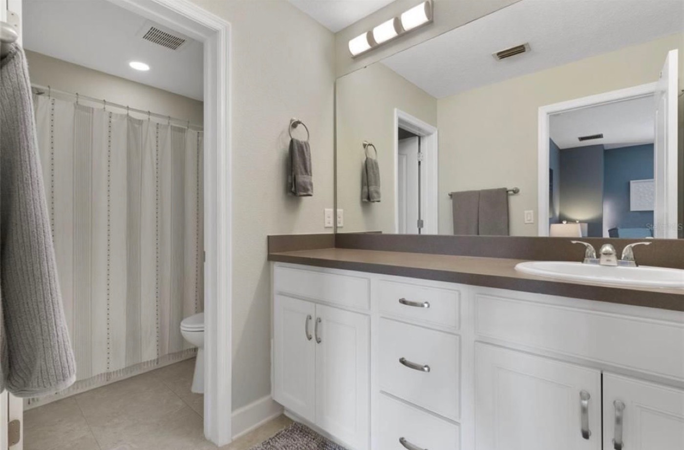 Guest bathroom before remodel